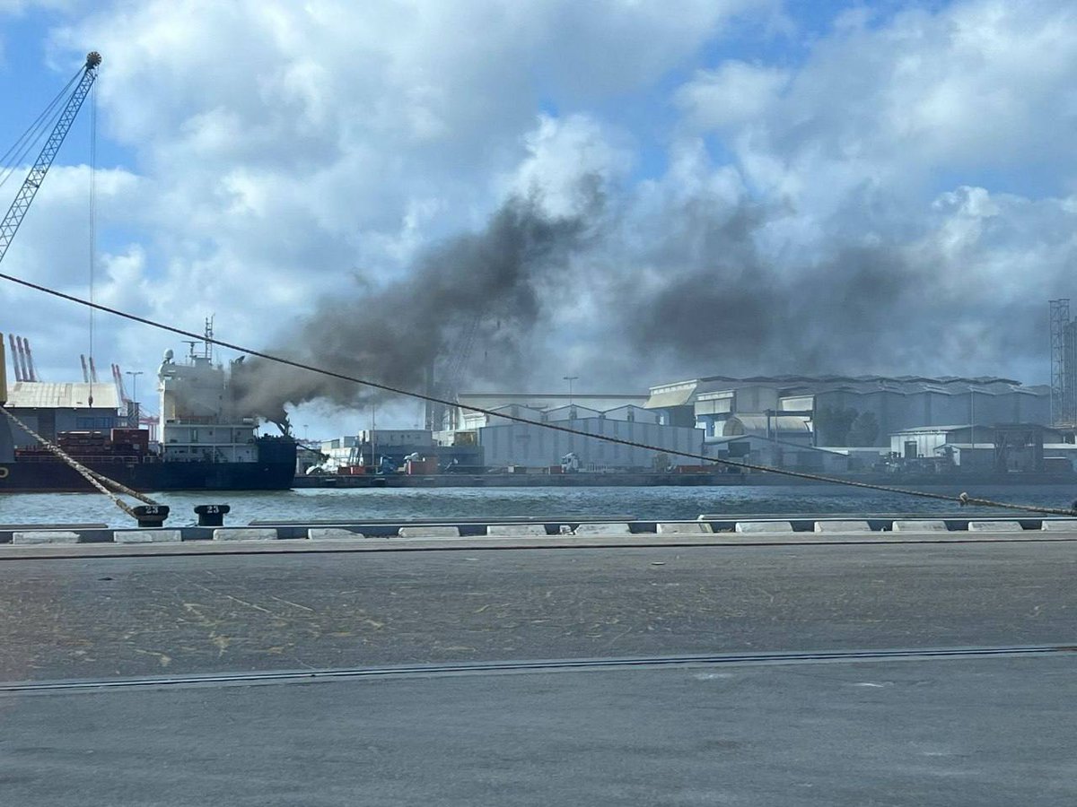warintel4u's tweet photo. #BREAKING: Hezbollah has officially started striking the Israeli port of Haifa for the first time.

Hezbollah is dominating the escalation ladder.
—Current Report https://t.co/3Y5Cc3C7nz