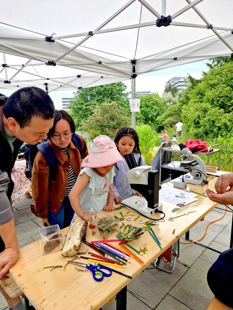ZMBP_Tuebingen's tweet photo. The Botanical Garden Open Day @tueboga was really fun! 
Children did several experiments with the ZMBP Outreach Team (🥗pigment and 🍓 DNA extraction) and learned about 🌸 development, seeds, ferns and interactions between 🌿and🐛/🦠 https://t.co/LWUgLNmfKA