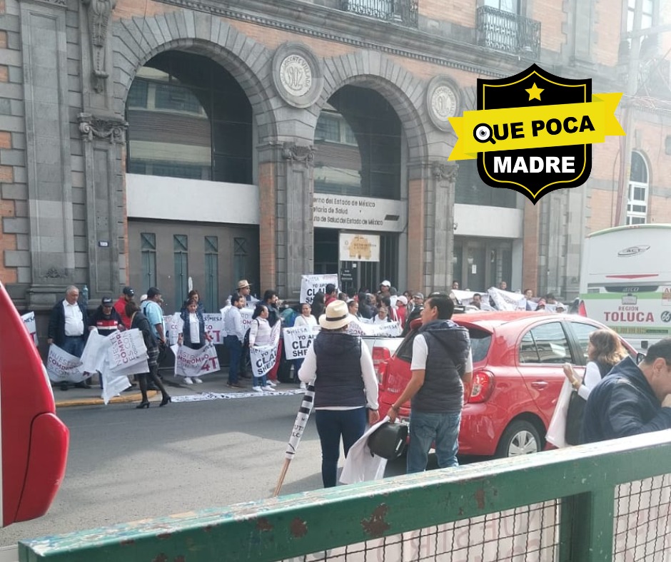 QuePocaMadreMex's tweet photo. 🚫🧑‍⚕️‼NUEVAMENTE SE MANIFIESTAN Y TOMAN LAS INSTALACIONES DE LA SECRETARÍA DE @SaludEdomex‼🚨

🔴Esta mañana, se registra una fuerte concentración por parte de trabajadores de @SaludEdomex en #Toluca #Edmex, se manifiestan en el asta bandera, mientras que otro grupo, mantiene tomadas las oficinas centrales del #ISEM, exigen a la Gobernadora @delfinagomeza mejora de salarios, basificaciones, materiales y trato digno hacia su profesión