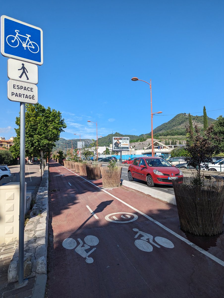 niceavelo's tweet photo. Ne devrait-on pas se pencher sur la qualité de cet aménagement ? Voici un exemple : un espace partagé entre usagers de la piste cyclable et piétons, limité à 10 km/h 🥲

@ladislaspolski, vous voulez que les cyclistes empruntent la piste ? Donnez-leur l'envie. https://t.co/AVboEOqgf8