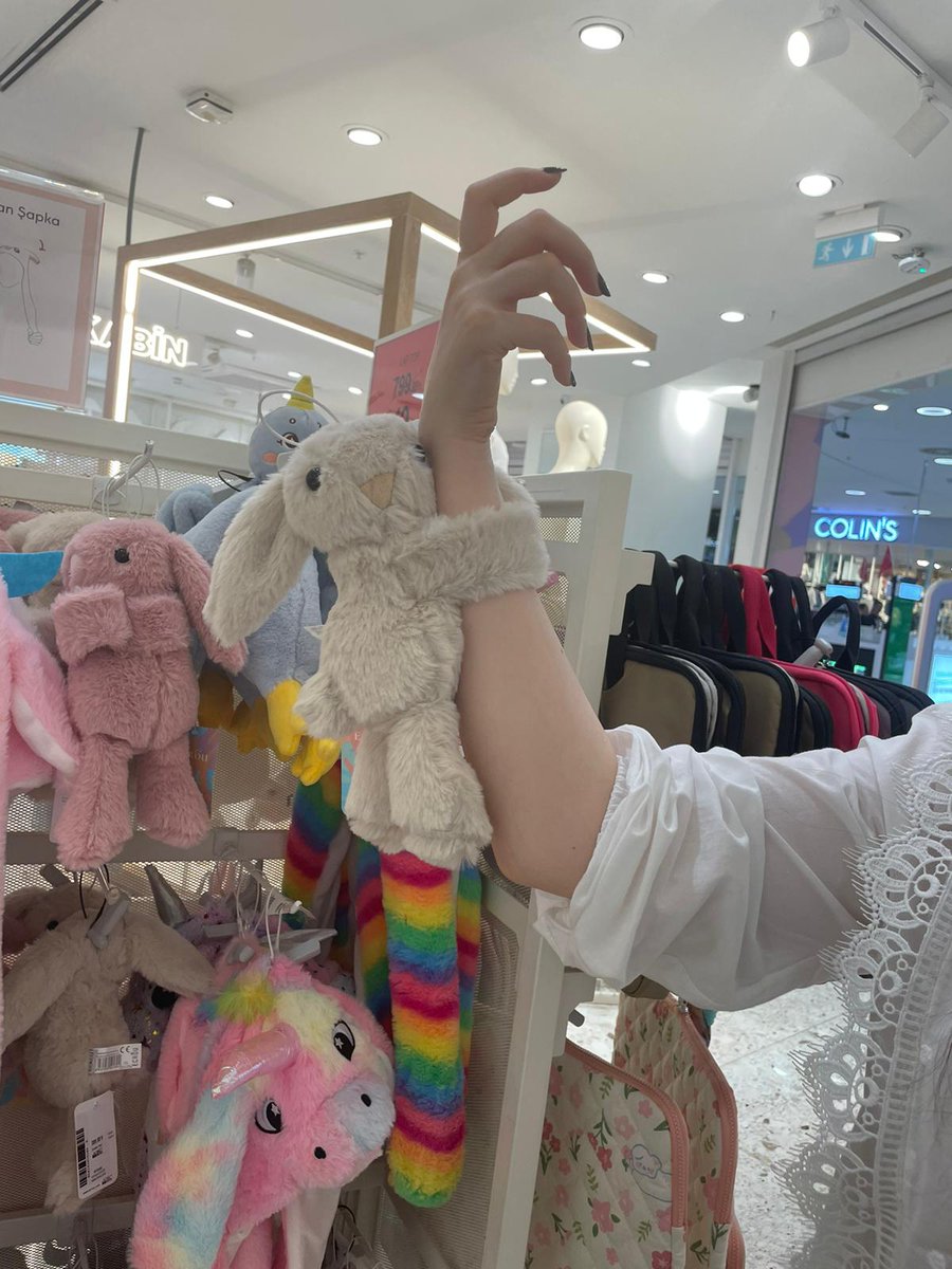 Bugun Makvalayla bulustukkkk!!!!!!!!!! ve gorunce koluna yapistjm mecburen ☝️😔 🎀🐇🍓💌