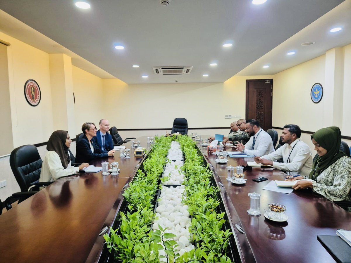 dasamaldives's tweet photo. Her Excellency @caron_rohsler from @UKinMaldives &amp; @transportgovuk
Liaison Officer Mr Kieran Wood met with Minister of State for @MoDmv @muazhalym to discuss aviation security measures at @VelanaAirport &amp; explored further engagement on strengthening AVSEC in Maldives
@mgmaumoon https://t.co/usxLFvPecV
