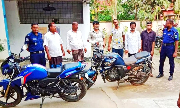 নওগাঁয় দুটি চোরাই মোটরসাইকেল উদ্ধারসহ চক্রের ছয় সদস্য গ্রেপ্তার