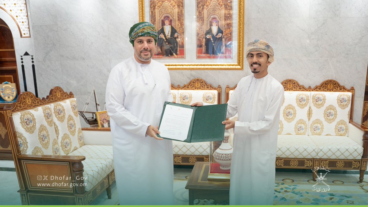 Dhofar_Gov's tweet photo. من منطلق دعم جهود الشباب المتميزين، كرم صاحب السمو السيد مروان بن تركي آل سعيد محافظ ظفار المصور حمود بن حامد كوفان لحصوله على المركز الأول في مسابقة التصوير الجوي عن فئة الطبيعة والحياة الفطرية المقامة في دولة الكويت على مستوى الخليج.

#محافظة_ظفار https://t.co/RViUuhHrcj