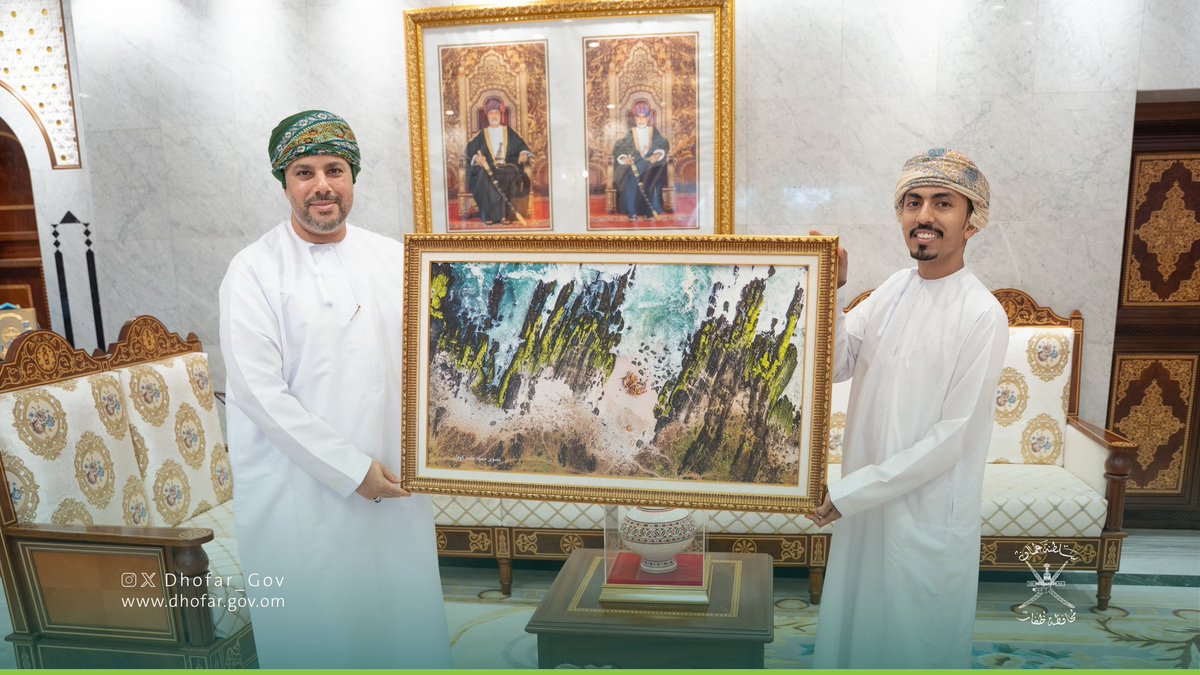 Dhofar_Gov's tweet photo. من منطلق دعم جهود الشباب المتميزين، كرم صاحب السمو السيد مروان بن تركي آل سعيد محافظ ظفار المصور حمود بن حامد كوفان لحصوله على المركز الأول في مسابقة التصوير الجوي عن فئة الطبيعة والحياة الفطرية المقامة في دولة الكويت على مستوى الخليج.

#محافظة_ظفار https://t.co/RViUuhHrcj