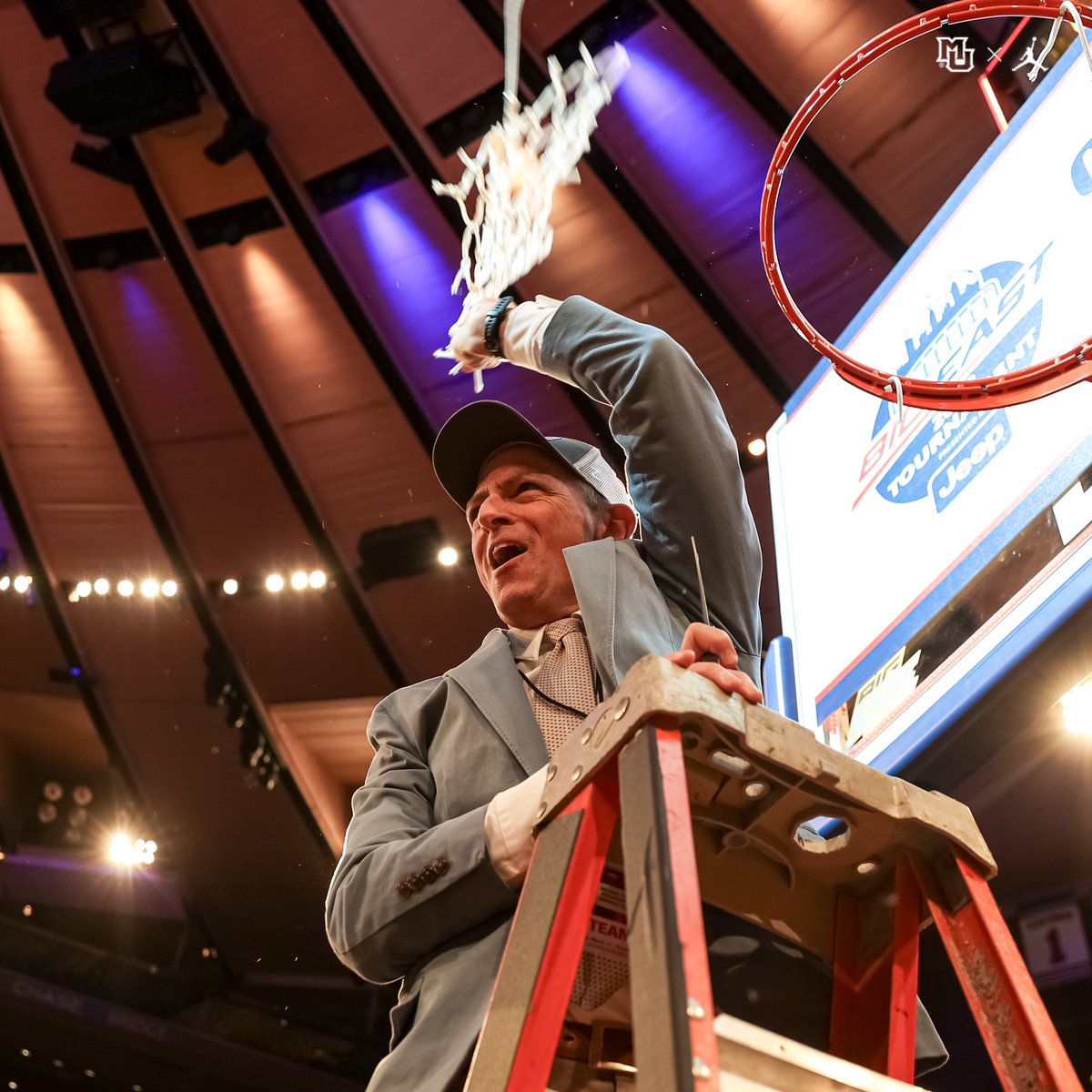 pointosoMU's tweet photo. #mubb #lovellstrong https://t.co/4y66kKC2fm