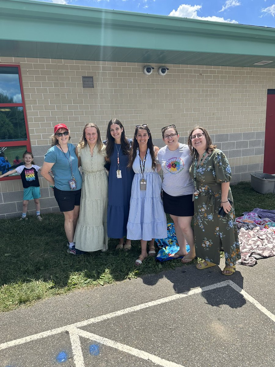 SolleyAACPS's tweet photo. It’s an #aacpsawesome day for an outdoor luncheon with our second grade classes. We loved having the parents and family members join! https://t.co/0vMrmJGwSr