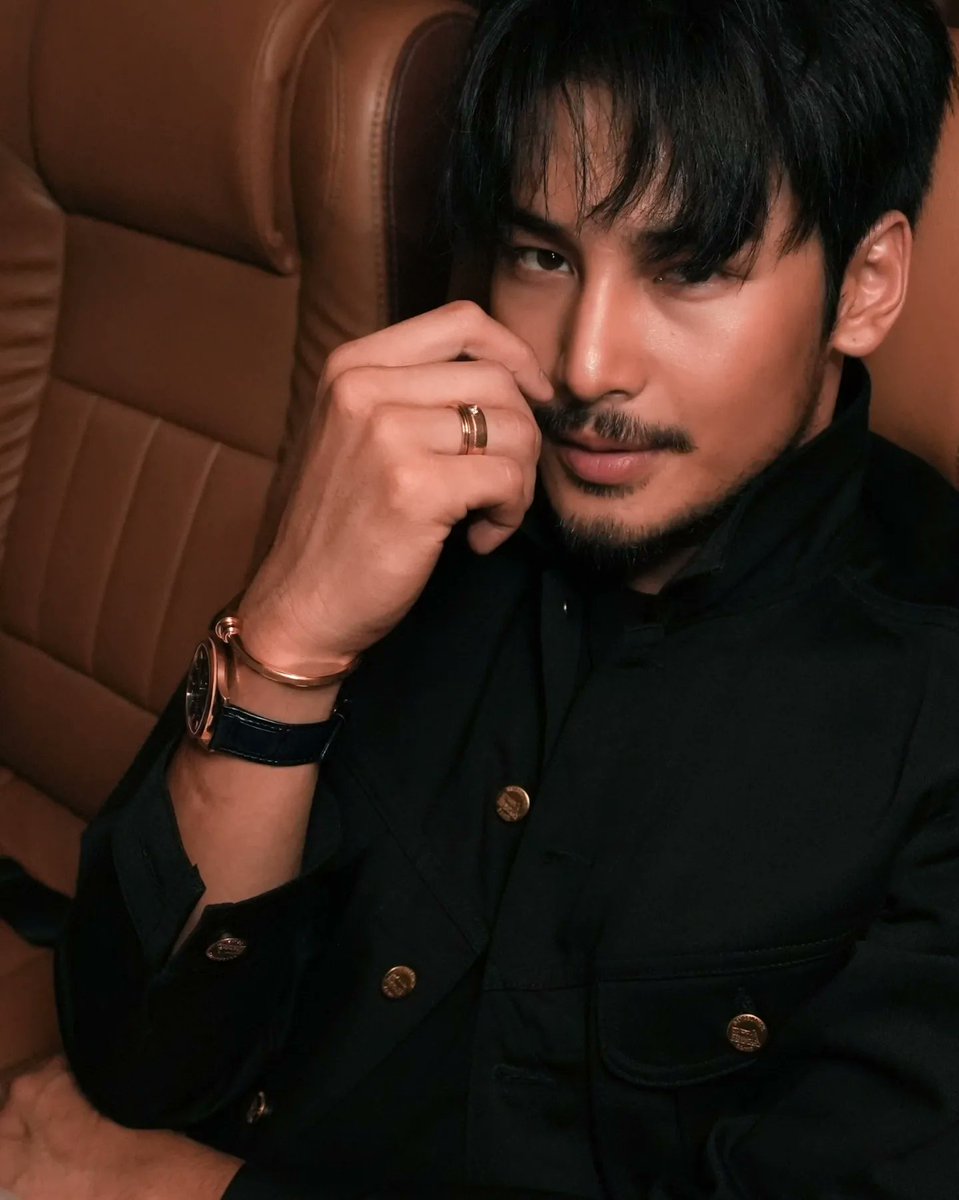 VogueThailand's tweet image. โว้กออกเดินทางพร้อม @Nnattawin1 สู่กรุงปารีส ประเทศฝรั่งเศส พร้อมร่วมงานเฉลิมฉลองครบรอบ 150 ปีของแบรนด์จิวเวลรีระดับโลก @Piaget ในฐานะแบรนด์แอมบาสเดอร์คนสำคัญ  เตรียมติดตามการรายงานตลอดทริปนี้ได้ที่โว้กประเทศไทย #ApoFlytoPariswithPiaget