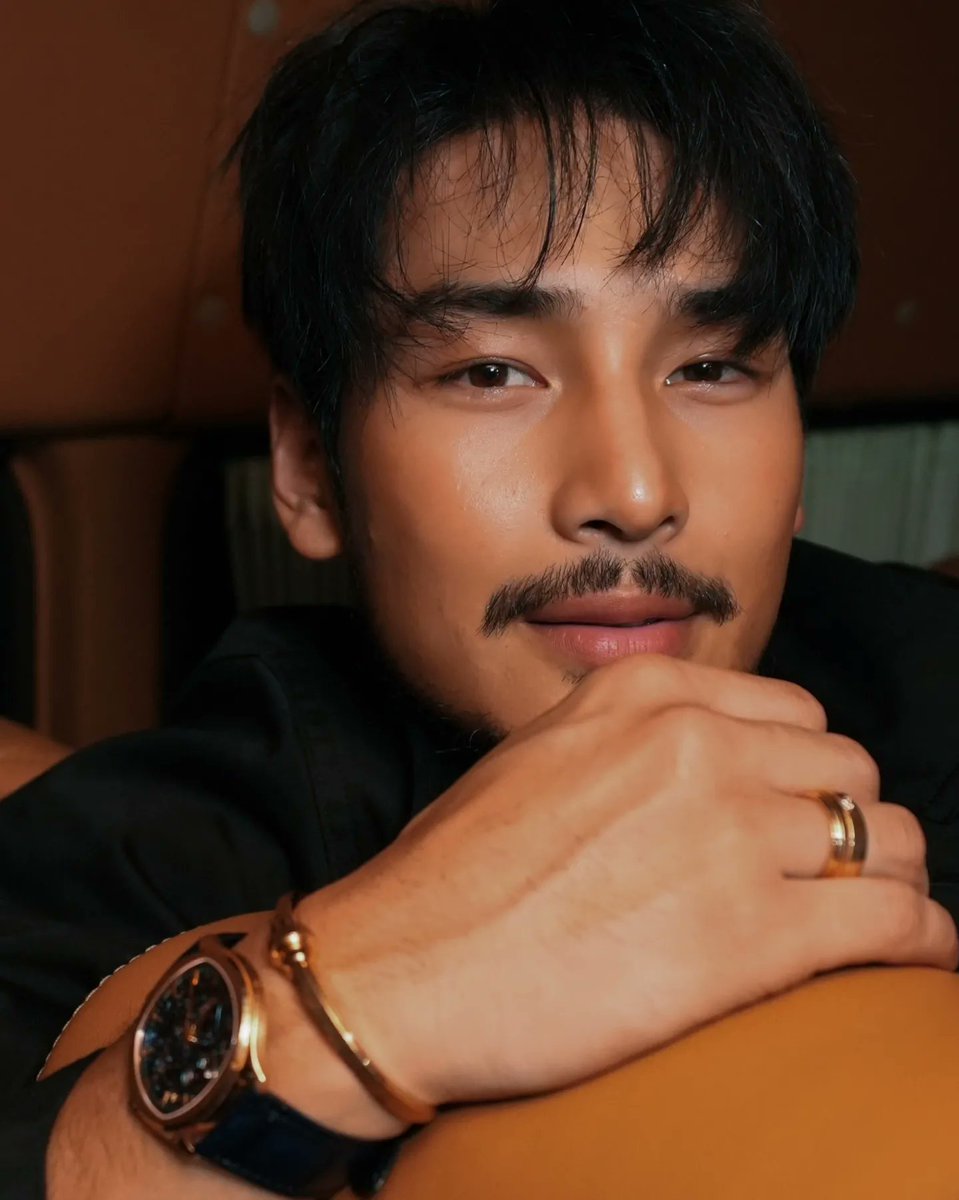 VogueThailand's tweet image. โว้กออกเดินทางพร้อม @Nnattawin1 สู่กรุงปารีส ประเทศฝรั่งเศส พร้อมร่วมงานเฉลิมฉลองครบรอบ 150 ปีของแบรนด์จิวเวลรีระดับโลก @Piaget ในฐานะแบรนด์แอมบาสเดอร์คนสำคัญ  เตรียมติดตามการรายงานตลอดทริปนี้ได้ที่โว้กประเทศไทย #ApoFlytoPariswithPiaget