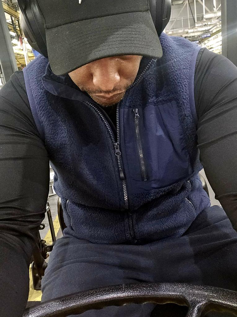 GilesKey's tweet photo. #deadlifting does a body #good 
#Hawaii 
#ambitious https://t.co/5ZpnBBZ30C