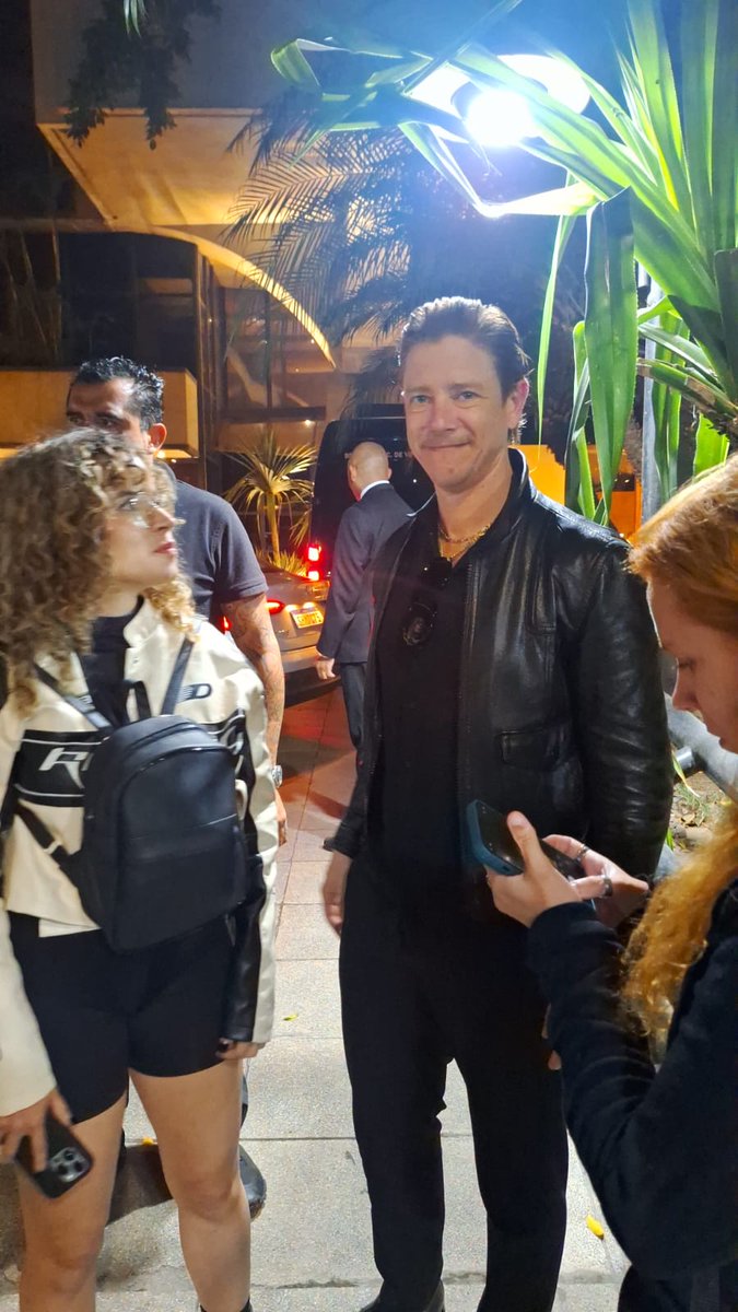 lex1howard's tweet photo. seguem registros dos dias mais felizes da minha vida enquanto fã de interpol https://t.co/zzJlcd78fu