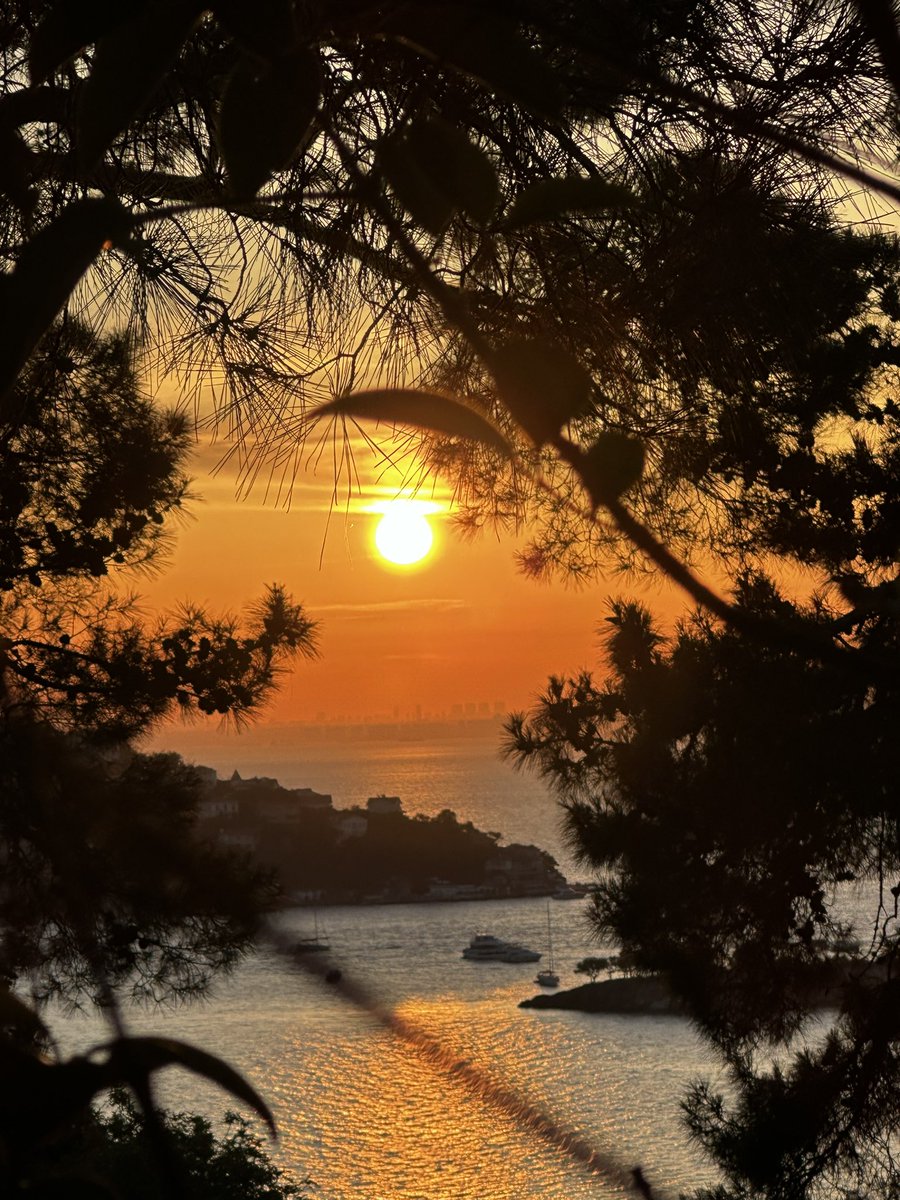 “AHLAK” ve BAŞKASININ HAYALİNİN TETİKÇİSİ OLMAK 

Ahlak denen kültür sistemleri çoğu zaman bizim zihnimizi başkasına göre formatlamayı amaçlar.

Birisi “ahlaktan” bahsediyorsa, ondan uzak durulmasını tavsiye ederim. Muhtemelen vasat çoğunluğu arkasına aldığını varsayarak, kendi