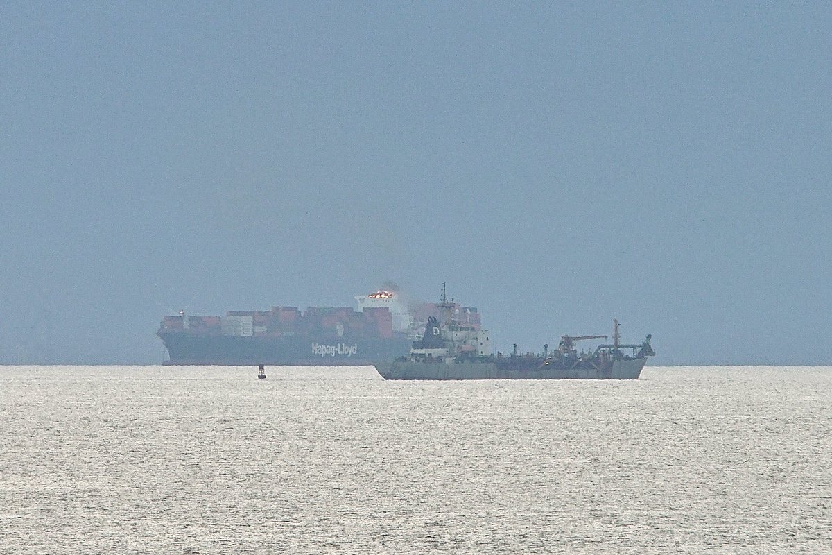 johnmorgan726's tweet photo. The #HopperDredger #STUYVESANT, IMO:7915838 πΊπΈ. And anchored in the background the #HapagLloyd #HudsonExpress, IMO:9340564 πΊπΈ. #ShipsInPics https://t.co/wg5QiSWdEr