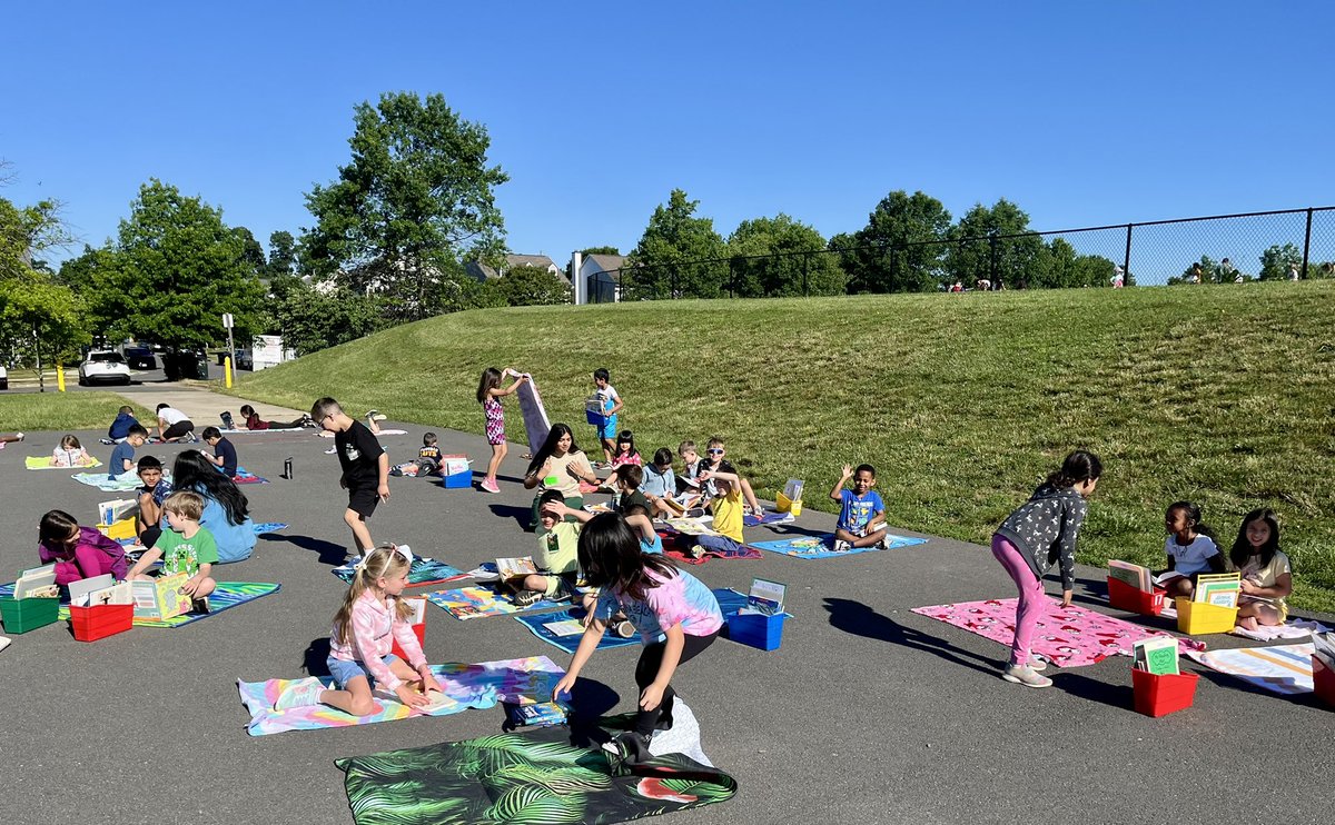 We enjoyed this beautiful morning reading outside on the first grade beach! #LRelem
