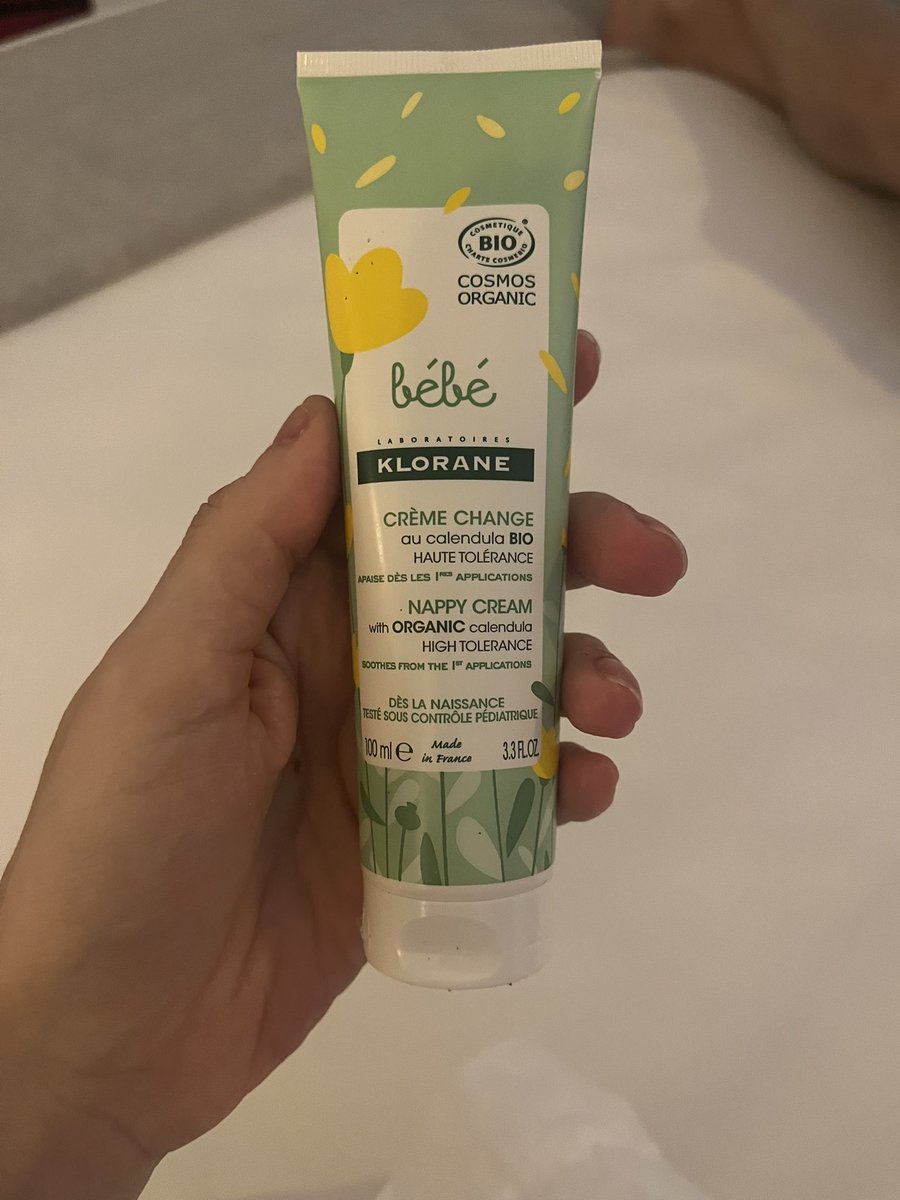 VeriLB's tweet photo. eu que tô em Menorca comprei um hidratante de bebê pq sou cheia das alergias, passei uns dois dias meio achando a textura estranha ( bem grossa e hidratante) e comecei a desconfiar que era creme de assadura pra Nenê…e é 😂 e eu passando no corpo todo https://t.co/0PGLs6QKjV
