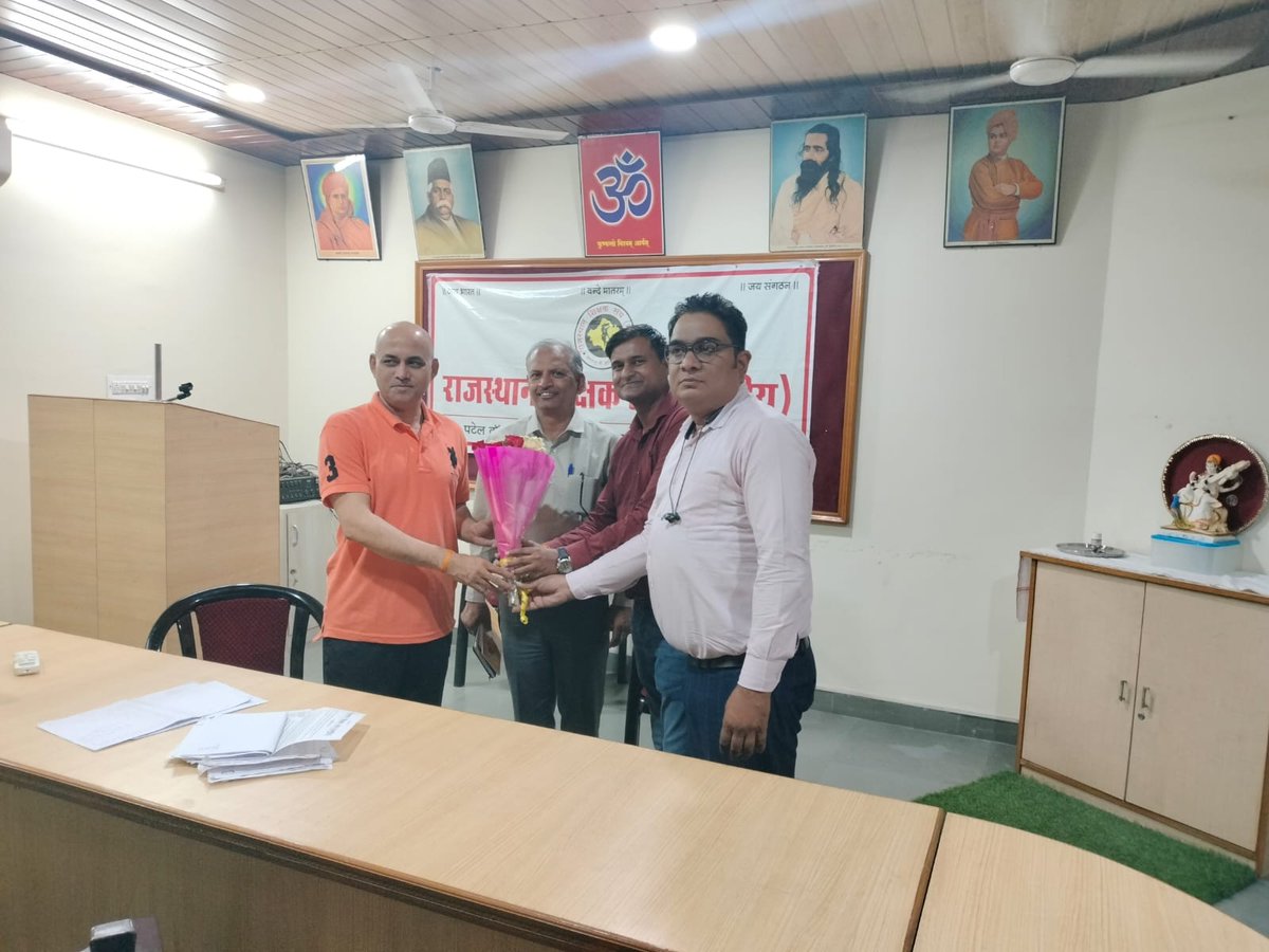 आज संगठन के प्रदेश कार्यालय,  जयपुर में #कंप्यूटर_अनुदेशकों के प्रतिनिधियों ने प्रदेशाध्यक्ष श्री <a href="/RCPushkarnaRSSR/">रमेश चंद्र पुष्करणा</a> जी और प्रदेश संगठन मंत्री श्री घनश्याम जी से मिलकर अपनी समस्याएं रखी। 

प्रदेशाध्यक्ष जी ने उनकी समस्याएं सरकार के समक्ष उठाने का दिया आश्वासन।