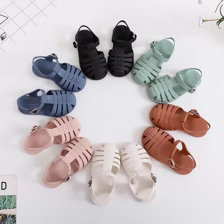 Ozznekshoes's tweet photo. Get ready to rock your summer look with our stylish jelly sandals! Comfortable, trendy, and waterproof, they’re the perfect choice for all your sunny adventures. ✨ 🏖️

https://t.co/hJuKe7CMIa https://t.co/OCEYOigPeQ