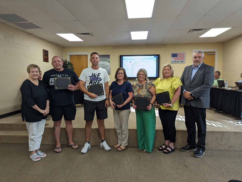 ripleyprimary's tweet photo. LCS Teachers receive Tenure https://t.co/yscOe6t73b https://t.co/pykNqJNVB3