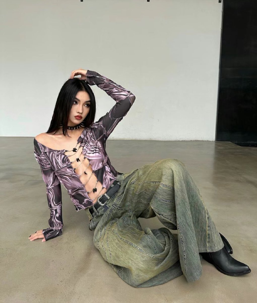 Hi ;) 
Hit the heart button to talk with me!!