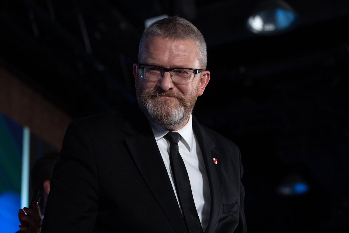 KONFEDERACJA_'s tweet photo. A już niedługo cały Parlament Europejski będzie znał te słowa 🇵🇱 

„Szczęść Boże i ratuj się kto może!” https://t.co/RF9l4tQP5y