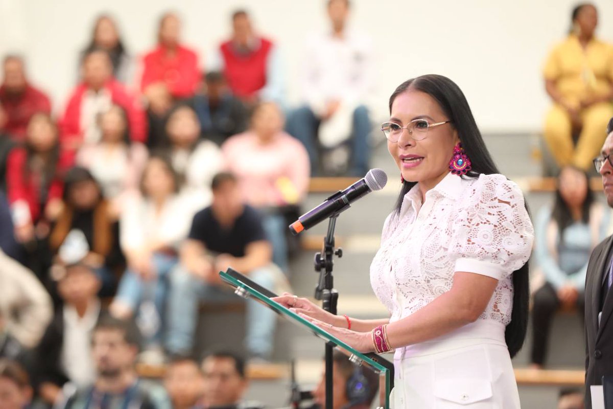 Detrás de la valentía de Matilde Hidalgo hay una historia de perseverancia. A pesar de las adversidades, ingresó a un colegio masculino y se graduó, con el apoyo del rector Honorato Vásquez, obteniendo su licenciatura en enfermería, indicó <a href="/DianaAtamaint/">Diana Atamaint</a>. #100AñosVotoFemeninoEc👩🏻‍🦰