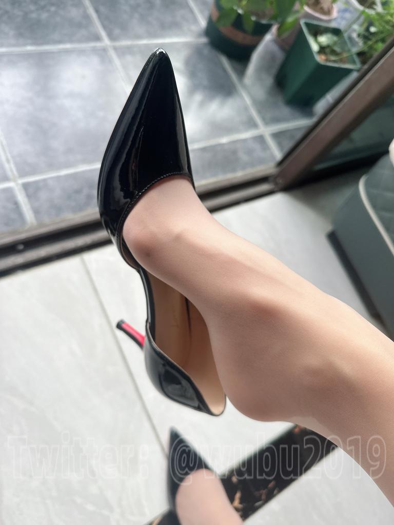 前男友来这边出差说送个礼物给我，问我想要什么？我说絲襪。他说太普通了，我说我家老公喜欢，越薄越喜欢。结果一周没搭理我！ https://t.co/p81JGbMsQ5
