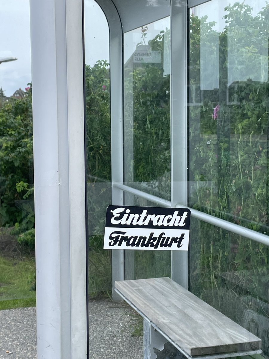 conni138's tweet photo. Bushaltestelle in Rantum 
Eintracht Frankfurt überall 🥰
(und wir waren‘s diesmal nicht!)
@Eintracht 
@BogosDavor https://t.co/1RhcZWIhaF