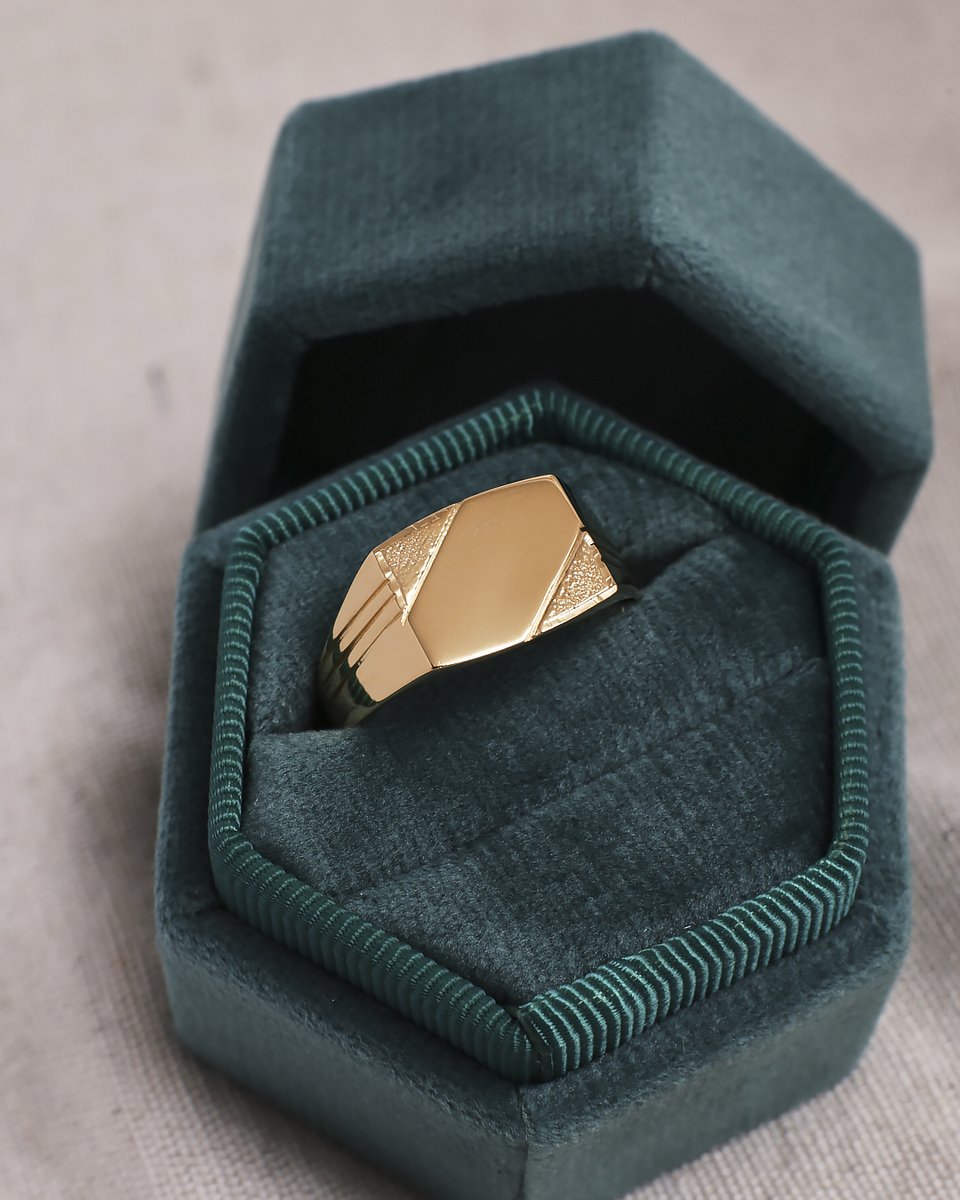 charles_fish's tweet image. New Men's Jewellery Live Now!

Looking for the perfect gift for your dad this Father's Day? Look no further than our exquisite range of rings! 💎 #vintagejewellery #menjewellery #secondhandjewellery #mensfashion #secondhandfashion #fathersday  charlesfish.co.uk/collections/fa…