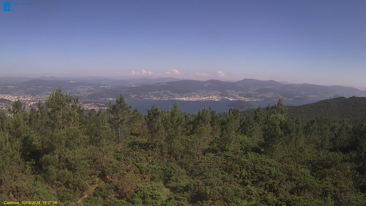MeteoGalicia's tweet photo. Xornada na que os ventos do nordés foron limpando os ceos de nubes☁️, con ceos moi abertos en toda a Comunidade☀️como nesta fermosa imaxe do monte #Castrove en #Poi.
Mañá un día parecido o de hoxe con posibilidade dalgún orballo no norte da Comunidade☁️ no resto☀️. https://t.co/4fTrM3dLjk