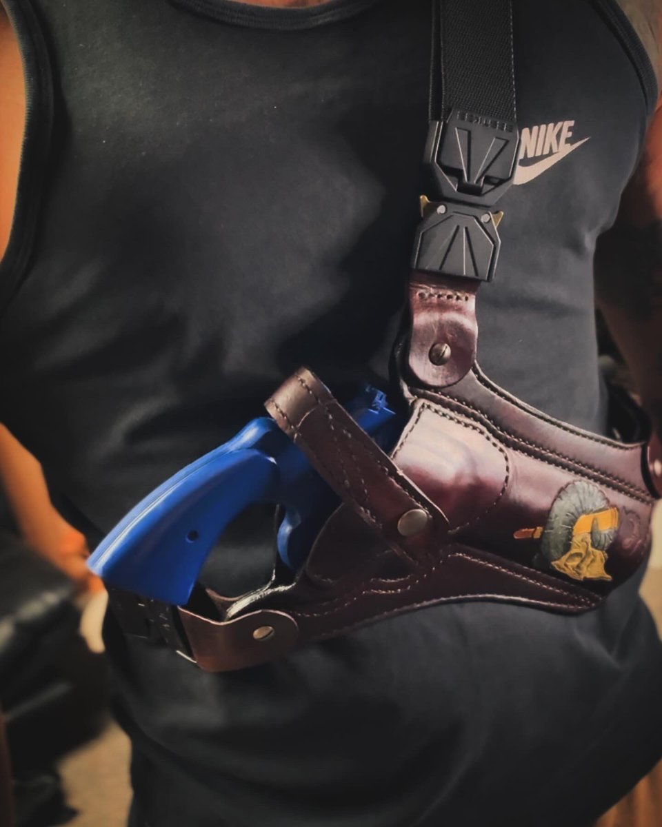 _NightOwlUSA's tweet photo. Look out for bears.

Built this crucial addition for a gentleman’s hunting gear. Chest rig for a #Colt Anaconda.

Custom ram skull w/ rifle round tooled and painted. Quick connects for easy on and off and adjustments.

#outdoor #hunting #customleather https://t.co/MHKzIDWVO1