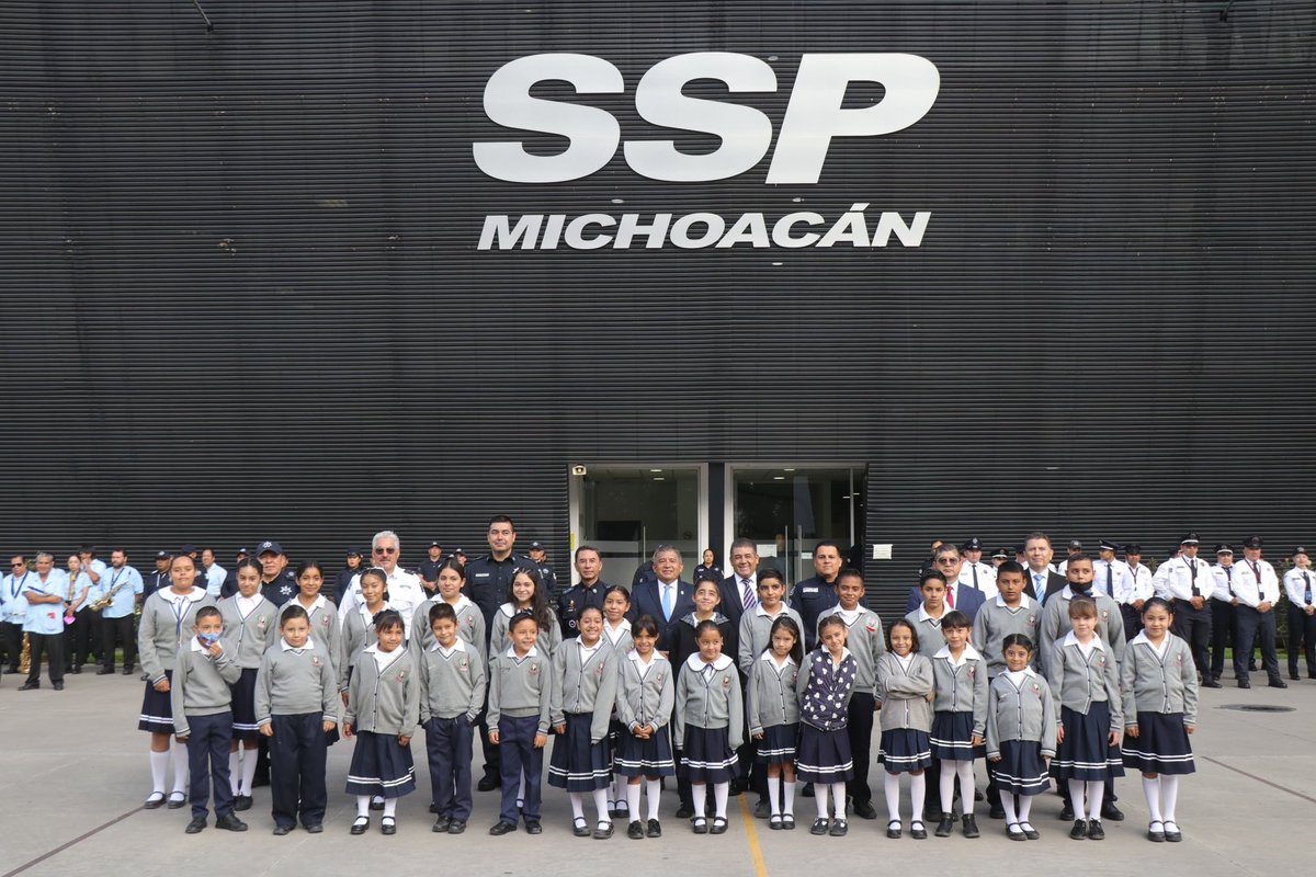 Jose_aortegar's tweet photo. Siempre será un honor recibir a los estudiantes en nuestra institución, junto a los cientos de Guardias Civiles. 👦🏻👮🏻‍♂️

En nuestro pase de lista mensual también fomentamos a los niños los valores cívicos; pues para mí y los que conformamos esta Secretaría, es importante crear un lazo de cercanía y confianza con la sociedad. 🤝🏻
