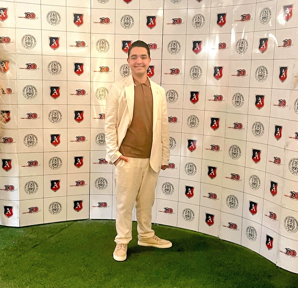 Geleceğe doğru attığın her adımda yanındayım, canım oğlum. Mezuniyetin kutlu olsun!