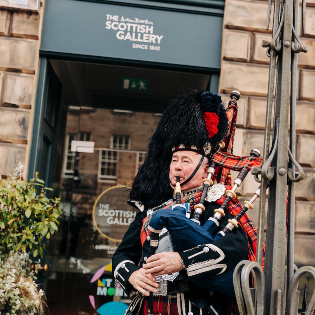 We're overjoyed to share some moments that were captured at the festival launch on Thursday. 

All that's left to do is pick up a map and get walking! 🎨

📸 <a href="/andrewperry/">Andrew Perry</a>

#NTAM24 #NTArtMonth #NTAM #NewTownEdinburgh