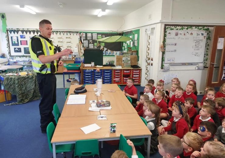 PSOSDunfermline's tweet photo. Community Sergeant Fraser Simpson had a fantastic visit with P1 children @CommercialPS

They learnt about the importance of policing our communities and #KeepingPeopleSafe 

Few tricky questions kept him on his toes! https://t.co/4ZEO8abNvL