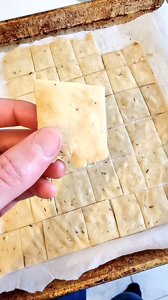 ChefBRouge's tweet photo. Homemade Crackers are the business.
#GlutenFreeVegan #PlantBasedChef https://t.co/9Y1hiAL96J
