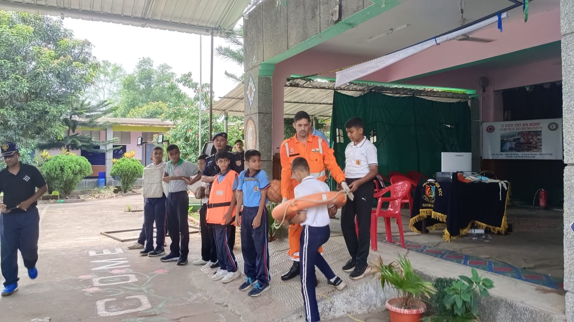 01NDRF's tweet photo. Conducted #Lecture cum #Demonstation under #Community #Awareness Program for NCC Cadets at #JNV Dudhnoi, District- Goalpara, Assam
#आपदा_सेवा_सदैव_सर्वत्र
#saving_lives_and_beyond
@NDRFHQ
@ndmaindia
@sdma_assam
@HQ_DG_NCC https://t.co/cJ7FNbYLep