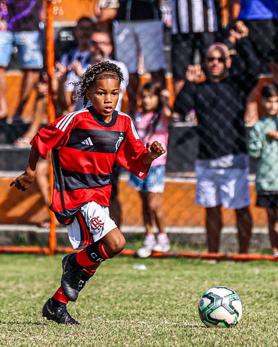 Os meus joelhos no chão a minha oração de mãe Deus ouviu , gratidão por tudo meu filho que Deus te abençoe e te proteja nessa nova caminhada te amo meu jogador . ❤️🖤❤️🖤🙏😭
