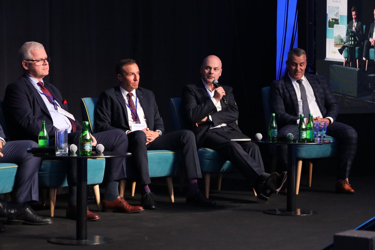 GAZ_SYSTEM's tweet image. #GAZSYSTEM kontynuuje rozbudowę systemu przesyłowego. Podjęliśmy decyzję o realizacji programu #FSRU. Aktualnie podpisaliśmy umowę na zamówienie jednostki regazyfikacyjnej. Procedura #OpenSeason potwierdziła zapotrzebowanie na projekt - wiceprezes Adam #Bryszewski na