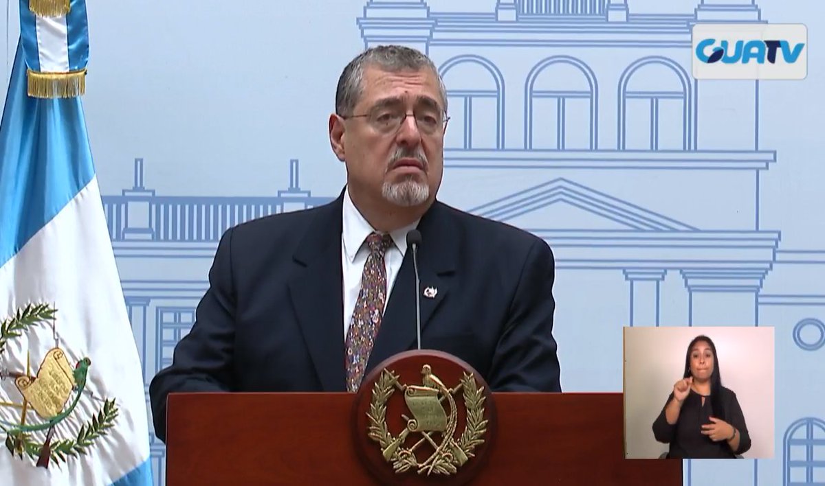 EmisorasUnidas's tweet image. #AHORA En conferencia de prensa, el presidente @BArevalodeLeon anuncia dos nuevas medidas de apoyo para las familias guatemaltecas por el alto costo de los productos de la Canasta Básica. Indica que el Ministerio de Desarrollo Social brindará un aporte mensual de Q250 a 50 mil