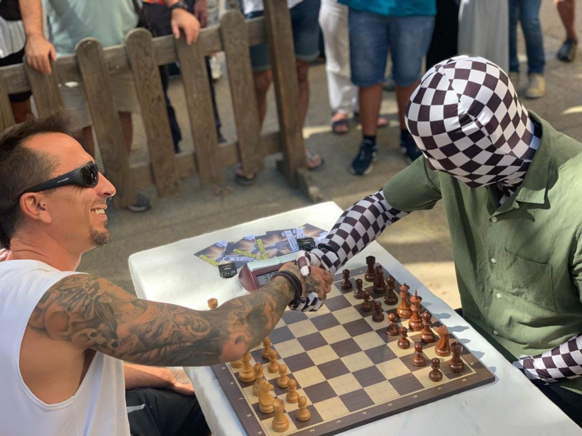 El misterioso <a href="/rey_enigma/">Rey Enigma</a> ofrece una exhibición de ajedrez en el barrio de la Marina. 
<a href="/AjedrezIbiza/">AjedrezenIbiza</a> <a href="/ajeivissa/">Ajuntament d'Eivissa</a> <a href="/TrigueroIbiza/">ＴＲＩＧＵＥＲＯ</a> <a href="/ChessAmics/">ChessAmics</a>