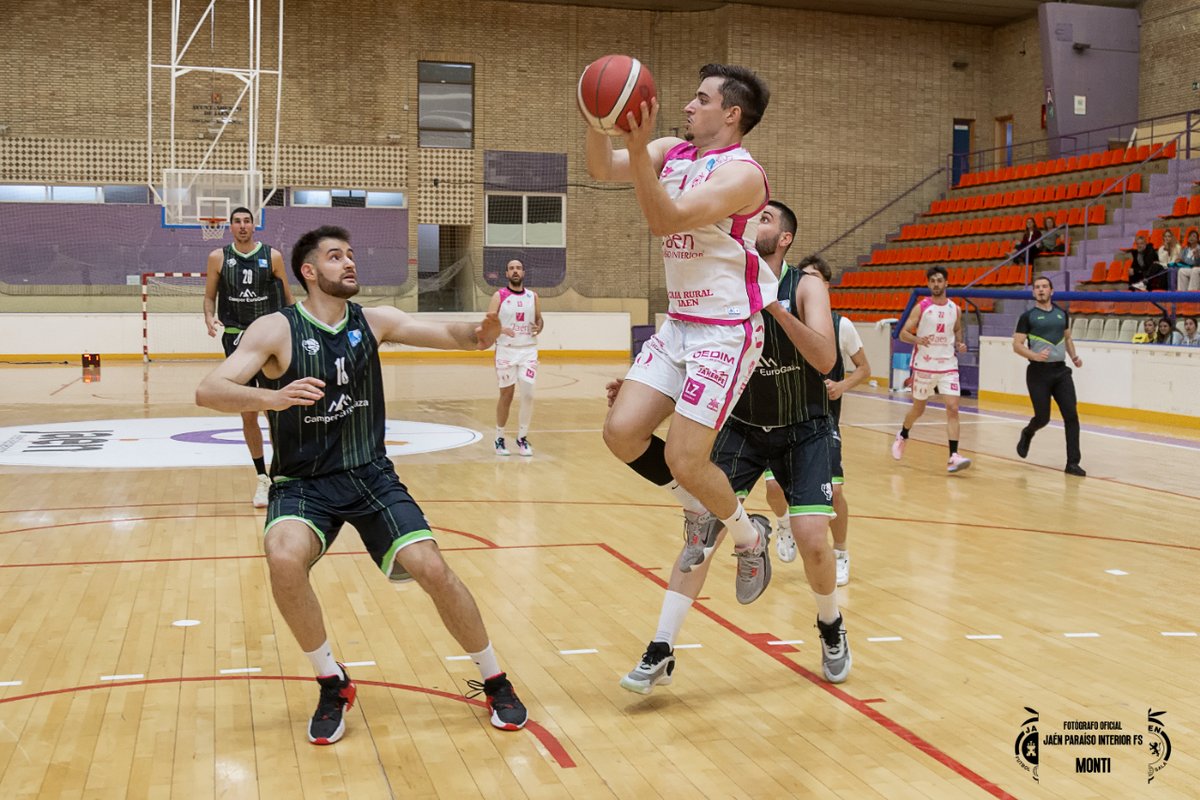 JaenFSbasket's tweet photo. 🤯 4 estadísticas 𝗺𝘂𝘆 𝘁𝗼𝗽

🏅Máximo anotador: @Waassiim9 (382 puntos, 15,91/partido)
💥Más eficaz en triples: @albertoaleman10 (50/122, 41%)
⚡️Más eficaz en tiros libres: @Davmel14 (83/103, 80,6%)
🤚Más tapones a favor: @Juanmimolina11_ (17, 0,74/partido)

#SomosJaén💛 https://t.co/Xiw1zEnT1l