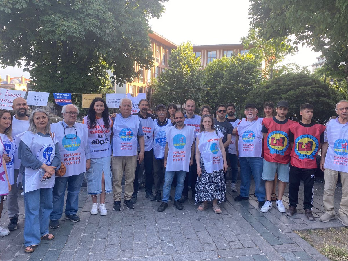 ilericigenclik's tweet photo. Özel sektörde çalışan eğitim emekçilerinin "eşit işe eşit ücret, taban maaş ve güvenceli çalışma" talebiyle sürdürdükleri Eğitim Nöbeti'ne, Toplumcu Kurtuluş Partisi üyeleriyle birlikte destek verdik. 

#EğitimNöbetindeyiz https://t.co/tHkgELvtGZ