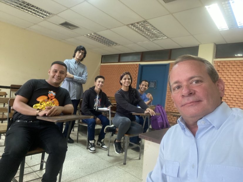 JuanPGuanipa's tweet photo. Los lunes son días para dar clases en nuestra Universidad del Zulia, Facultad de Ciencias Jurídicas y Políticas, Escuela de Ciencia Política, cátedras de Planificación Estratégica Pública y Presupuesto y Finanzas Públicas. En ambas materias me acompaña el profesor en formación Mauricio Reyes. 

Soy profesor universitario desde 1997 y si algo es urgente en nuestro país es mejorar la educación a todos los niveles. Para esto es necesario el cambio político y estoy seguro de que lo podremos lograr. 

¡Viva Venezuela Libre!