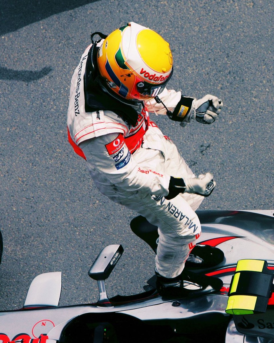 SilverstoneUK's tweet photo. On this day, 1️⃣7️⃣ years ago, @LewisHamilton won his first #F1 race in Canada with @McLarenF1 🥹

102 more race wins, seven WDCs and a host of iconic races would follow, sparking one of the most successful careers in the sport 🙌

📸 @LewisHamilton https://t.co/nCAldhCFNZ