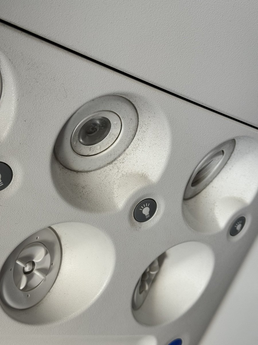 Stephen Norton (@innocuous_flop) on Twitter photo Hey <a href="/AmericanAir/">americanair</a> - please do better. Your planes look like they havenât been cleaned in, well, ever. See photos from flt 1958 (today), 2337 (yesterday), 1318 (6/1). Zoom in to see the dirt just caked on the air vents. Itâs disgusting. #airlines #AA #AmericanAir Hey <a href="/AmericanAir/">americanair</a> - please do better. Your planes look like they havenât been cleaned in, well, ever. See photos from flt 1958 (today), 2337 (yesterday), 1318 (6/1). Zoom in to see the dirt just caked on the air vents. Itâs disgusting. #airlines #AA #AmericanAir