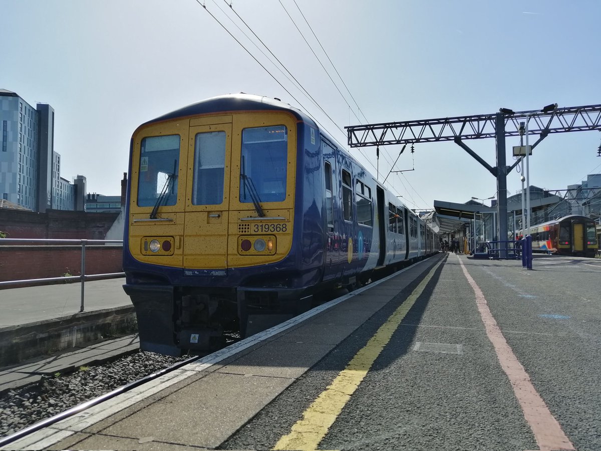SteelCityDog_'s tweet image. The 158s in the background are still going strong, but the train in focus has already run for its final time.

At the time @northernassist #class319 319368 calls at Platform 14 at @NetworkRailMAN 🧐 definitely something rather different!

14/05/2022