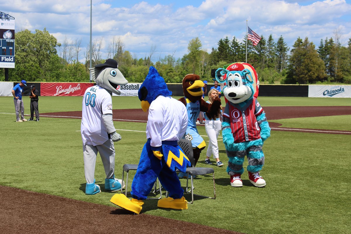 🐟🎂 Happy Birthday Gill! 🎉 ⚾ 

The Lakeshore Chinooks Baseball team invited us out yesterday to celebrate his big day. We greeted the fans, gave away some free pizza, sang happy birthday, and played musical chairs all before we hit the 3rd inning! 

#lakeshorechinooks