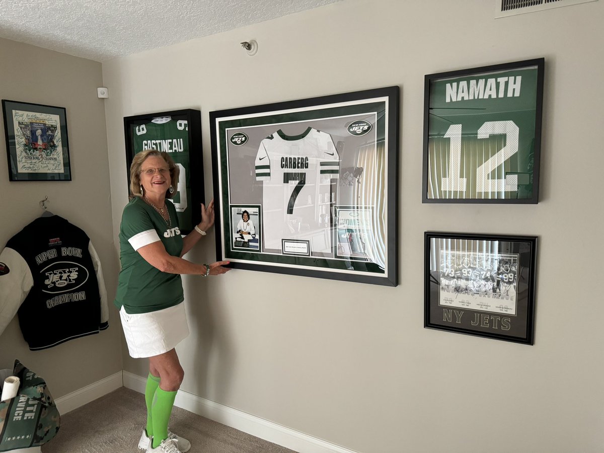 ConnieScouts's tweet photo. Was honored to speak to the @nyjets organization in March for @WomensHistMonth w/#DawnAponte & former part owner #HelenDillon on my history with the team-being 1st Female Scout NFL-shocked - AMAZING GIFT from #Jets - framed jersey display - on my Jets wall! https://t.co/tljWtmhwYY