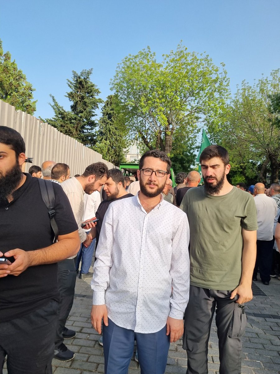 hudaparuskudar's tweet photo. İlçe başkanımız Dr.Ömer Faruk AYDOĞAN Gazze'de yaralanıp Türkiye'de tedavisi devam ederken şehit olan annemizin cenaze namazına Fatih Camisinde İkindi namazına müteakip katıldı.
#FREEPALESTİNE 
#vanalarıkapattürkiye
#GazzedeSoykırımVar https://t.co/BakwVw3uHS