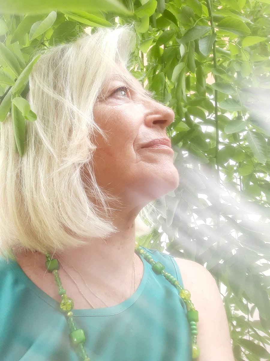 AlmiraUva's tweet image. &quot;Il tempo è fuggito tanto
velocemente che l&apos;animo
non è riuscito a invecchiare&quot;

Dino Buzzati
#prosa
#UnGiornoDopoLAltro #SalaLettura 
#buonaserata 💚🍀